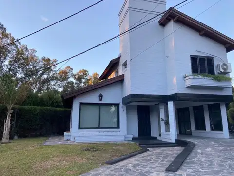 Casa 4 ambientes con 3 baños