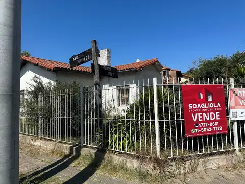 Casa 4 ambientes con 2 baños