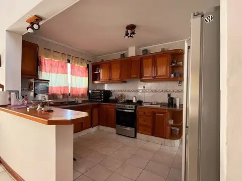 Casa 6 ambientes con 4 baños