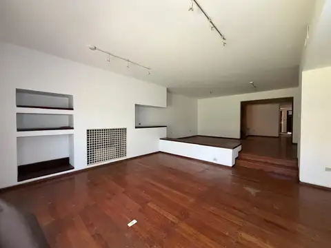 VENTA CASA EN ROGELIO MARTÍNEZ. 4 DORM. COCHERA Y QUINCHO