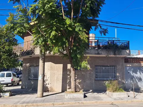 Casa de 5 ambientes a la venta en Lomas del Mirador centro