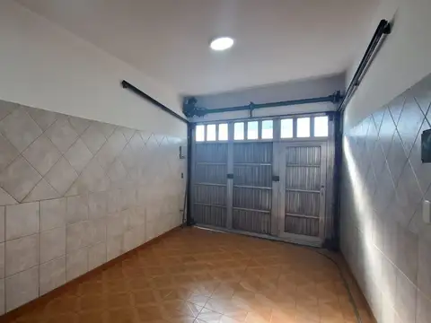 Casa 6 ambientes con 2 baños