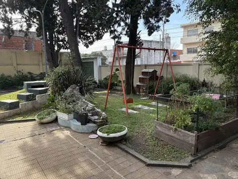 OPORTUNIDAD Casa, locales, lote c/pileta San Justo