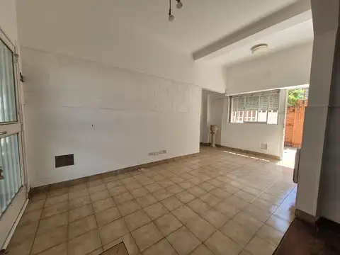 Casa  3 dormitorios 2 plantas y patio