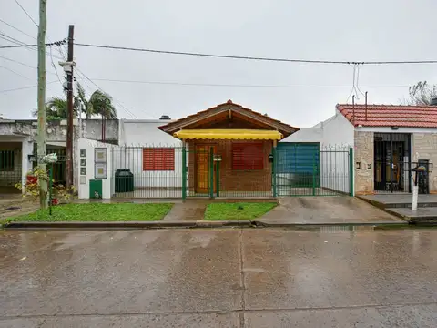 LOTE CON 3 CASAS EN VENTA - APTA BANCO