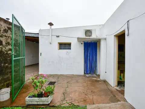 LOTE CON 3 CASAS EN VENTA - APTA BANCO
