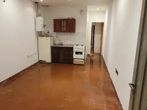 30 entre 36y37 . Alquiler primer piso por escalera al frente