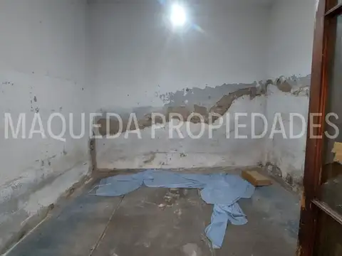 Local C/ Entrada De Autos, 2 Ambientes, Galpon Y Fondo Libre Terreno De 8,66 X 41 ¡ Gran Valor !