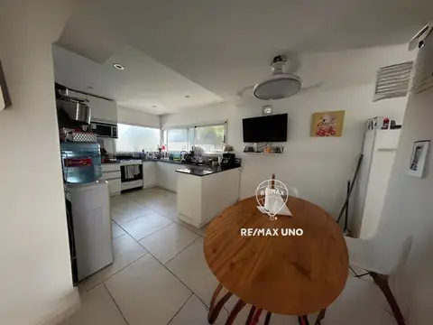 VENTA DE CASA 5 AMBIENTES C/DEPENDENCIA Y PILETA