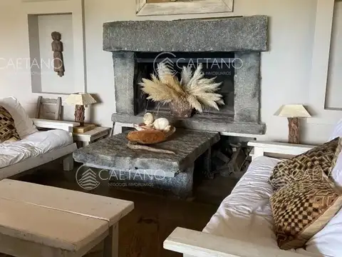 Casa 8 ambientes con 10 baños