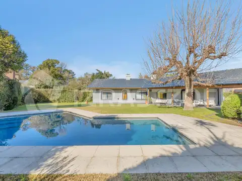 Casa  en Venta en   exclusiva en Los Lagartos de tres cuartos y doble lote