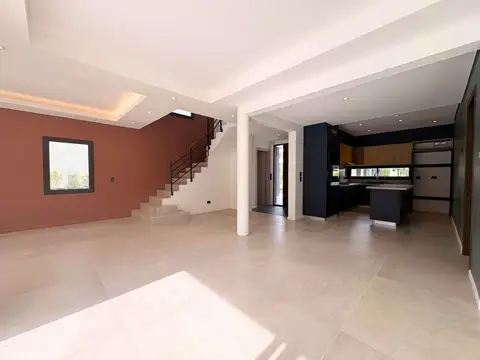 Casa en Venta con 3 cocheras