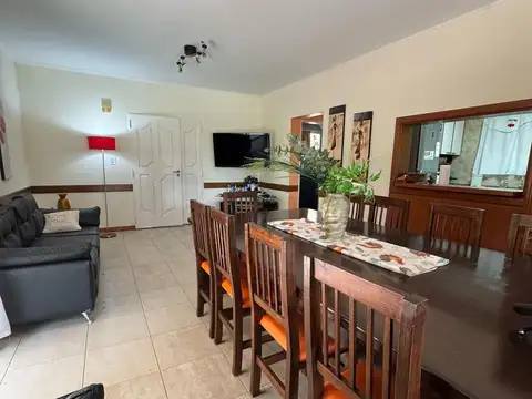Casa 4 ambientes con 2 baños