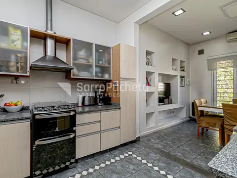 Casa 4 ambientes con 2 baños