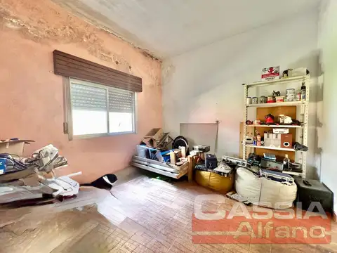 CASA MULTIFAMILIAR SOBRE AMPLIO LOTE TODOS LOS SERVICIOS EN UNA PLANTA