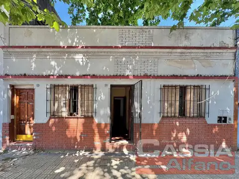 CASA MULTIFAMILIAR SOBRE AMPLIO LOTE TODOS LOS SERVICIOS EN UNA PLANTA