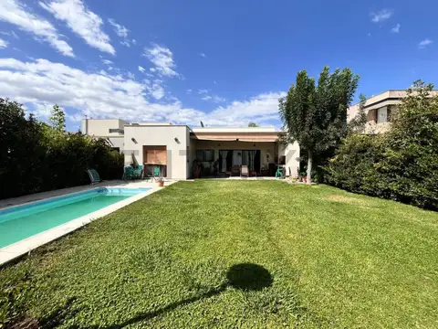 Casa en Venta con 2 cocheras