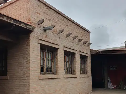 Juana Koslay, calle Agüero, entre Anchorena y Dela Cruz.