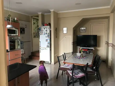 Solida Vivienda, con oficina comercial y depósito o taller. Excelente estado!