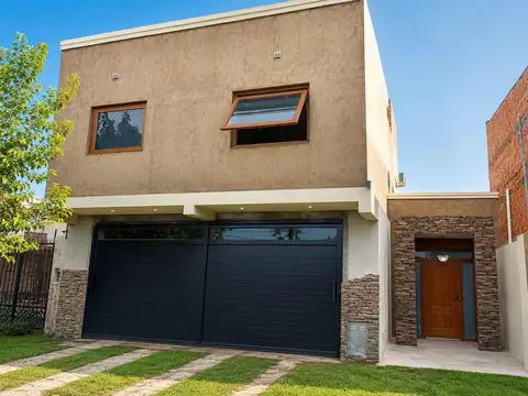 CASA 3 DORMITORIOS EN BARRIO OBLIGADO