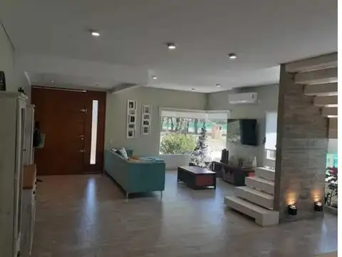 Casa 5 ambientes con 4 baños