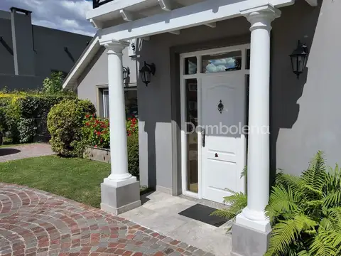 Casa 5 ambientes con 4 baños