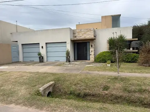 VENTA CASA / TODOS LOS SERVICIOS / 400 MTS CUB.