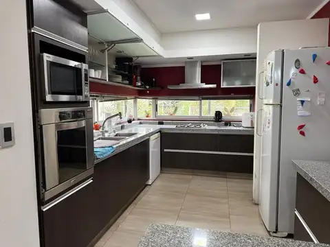 VENTA CASA / TODOS LOS SERVICIOS / 400 MTS CUB.