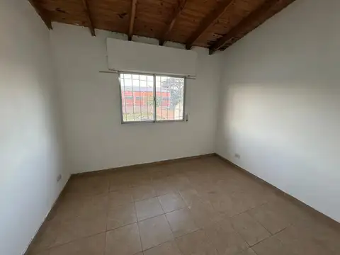 Depto Tipo Casa en Alquiler con 1 cocheras