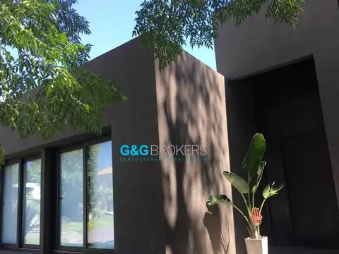 CASA MODERNA Y MUY LUMINOSA