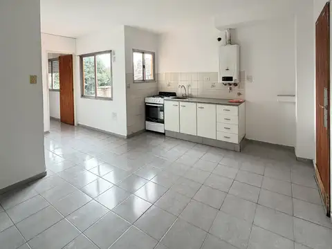 DEPARTAMENTO EN ALQUILER  DE ESCALERA, ECONÓMICO, AMPLIO