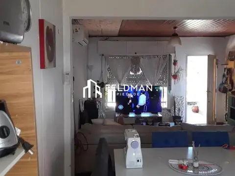 Casa 4 ambientes con 2 baños