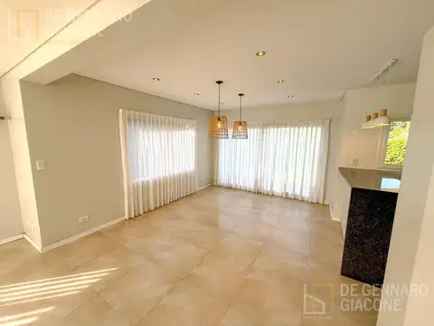 Casa 4 ambientes con 2 baños