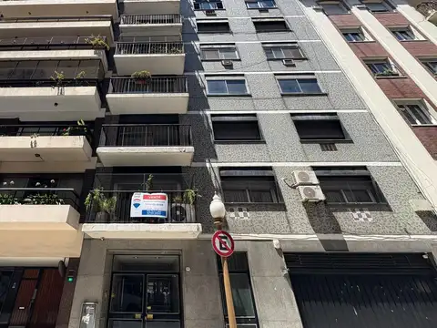Juncal  930 y Suipacha. Semipiso alto muy luminoso. Balcón. Cochera FIJA.
