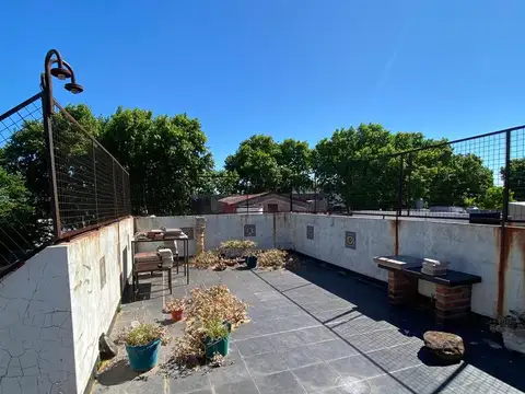 PH en Venta de 4 ambientes con Patio y 2 Terrazas para Reciclar