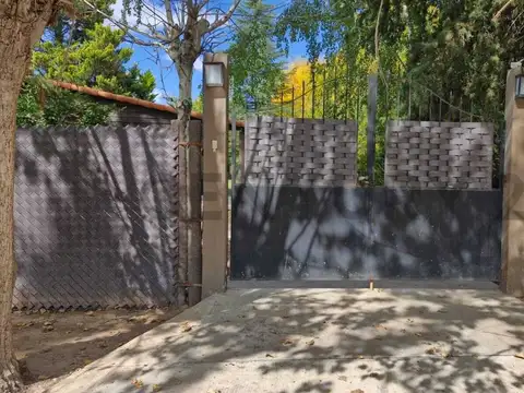 Casa en Alquiler con 2 cocheras