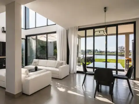 Casa en Venta con 3 cocheras