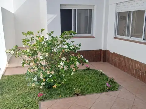 Venta. Casa de pasillo con 2 dormitorios.