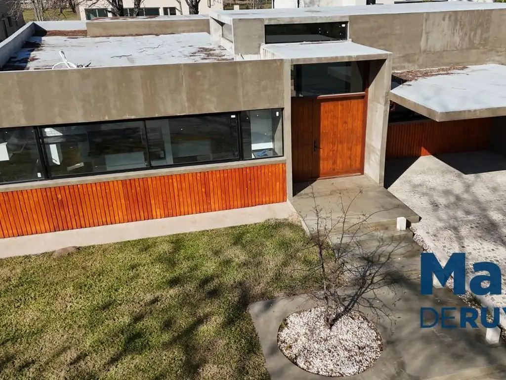 Fincas de Hudson,  B36. Calle 137 7400 - 3 dormitorios con cochera