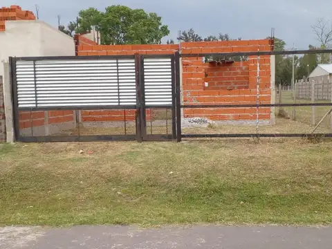 LOTE CON CASITA A TERMINAR EN DERQUI, OPORTUNIDAD!!!!!!
