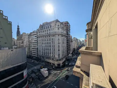 Excelente Oficina de Época en Av. Corrientes Esq. Callao