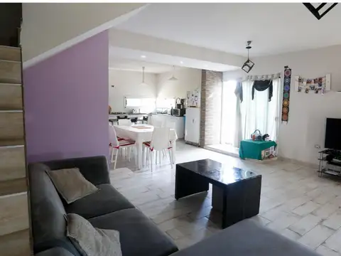 Casa 5 ambientes con 2 baños