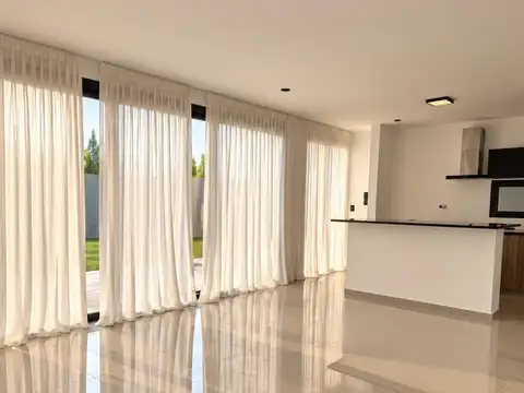 Casa 5 ambientes con 2 baños