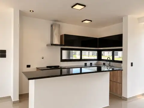 Casa en Alquiler con 2 cocheras