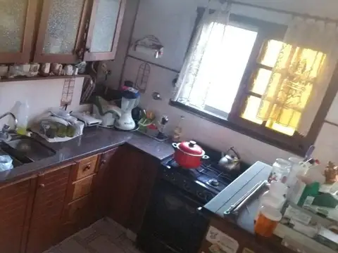 EN VENTA EN CASEROS 2 CASAS JUNTAS AL FONDO CON ENTRADA POR PASILLO - FICHA 7646