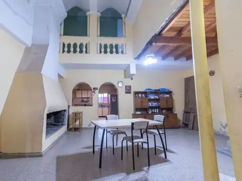 Casa 7 ambientes con 2 baños
