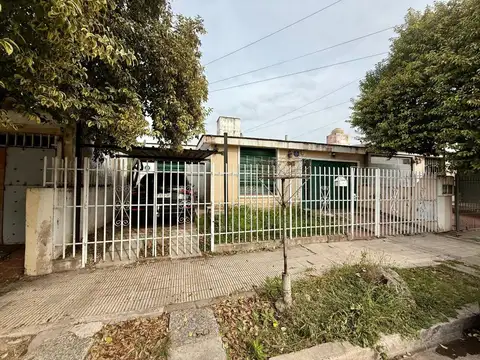 VENTA CASA BARRIO LOS GRANADOS 3 DORM MAS DEPTO