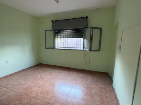 VENTA / AMPLIO PATIO / TODOS LOS SERVICIOS