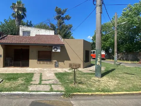 ESQUINA EN VENTA CON 2 CASAS DIFERENCIADAS-PERMUTA