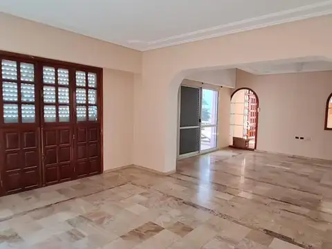 Casa 12 ambientes con 4 baños
